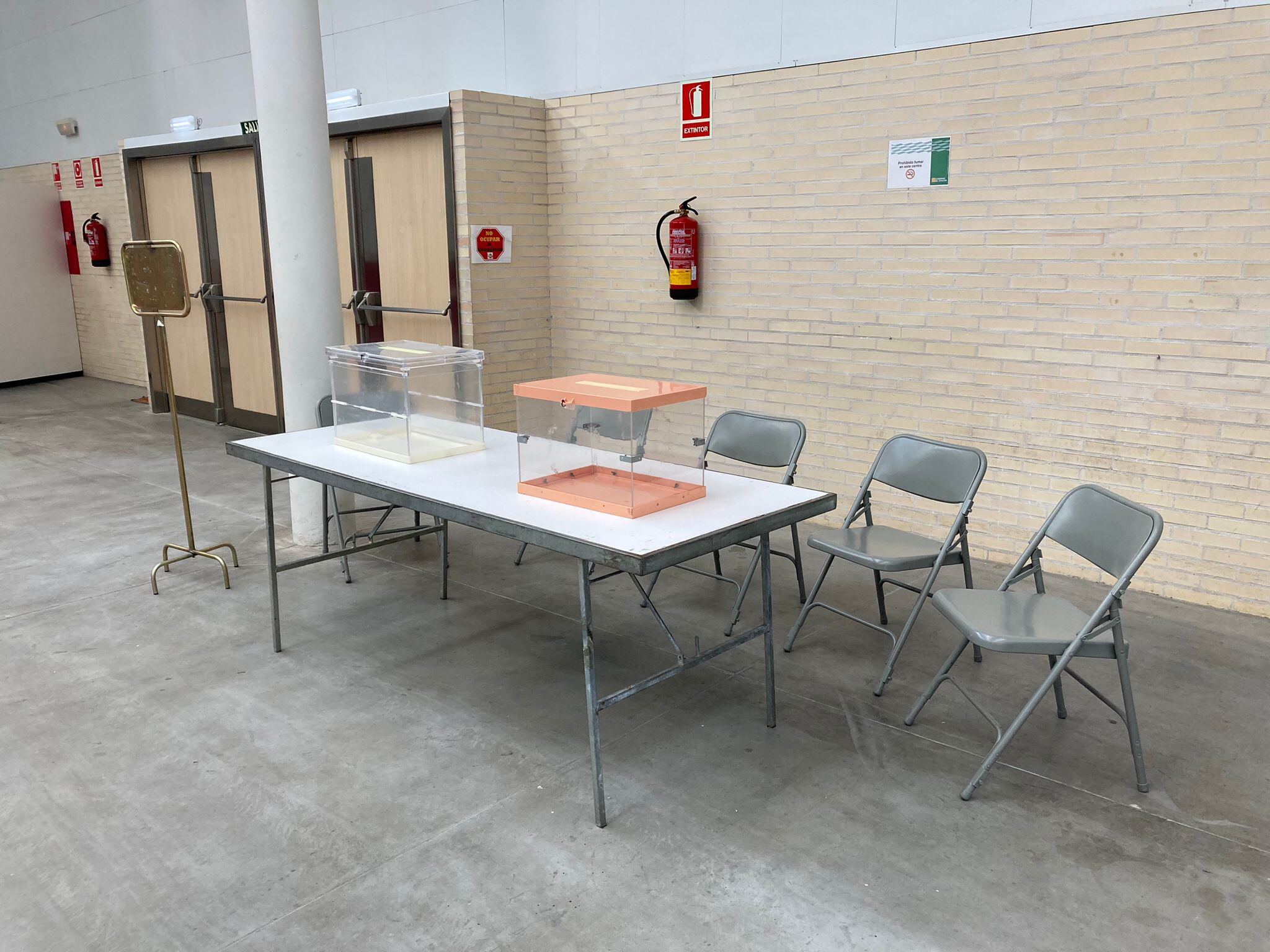 Colegio electoral en el Centro de Congresos de Barbastro