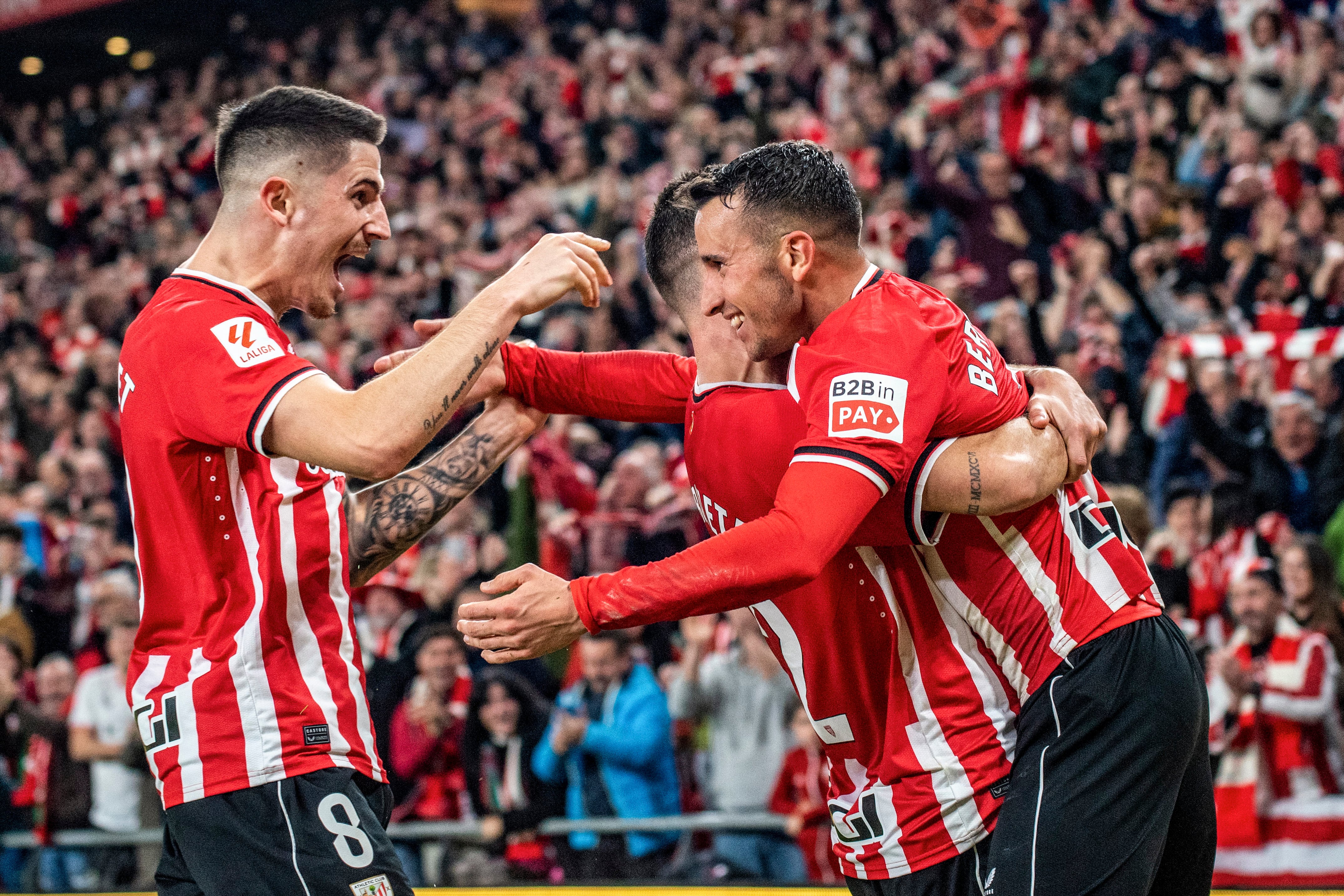 -FOTODELDÍA- BILBAO, 13/01/2024.- El delantero del Athletic Alejandro Berenguer (d) celebra con sus compañeros tras marcar el segundo gol ante la Real Sociedad, durante el partido de la vigésima jornada de LaLiga que Athletic Club de Bilbao y Real Sociedad disputan este sábado en el estadio de San Mamés. EFE/Javier Zorrilla
