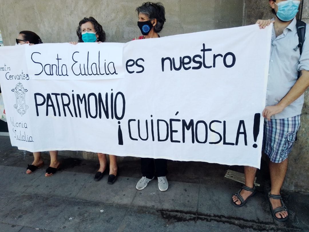 Plataforma Cultural por la Salvaguardia y Conservación del Teatro Cervantes-Vitruvio de la Colonia Santa Eulalia, protesta ante la Dirección Territoria de Patrimonio en Alicante 