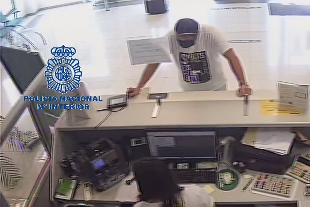 El hombre durante el robo en la entidad bancaria. 