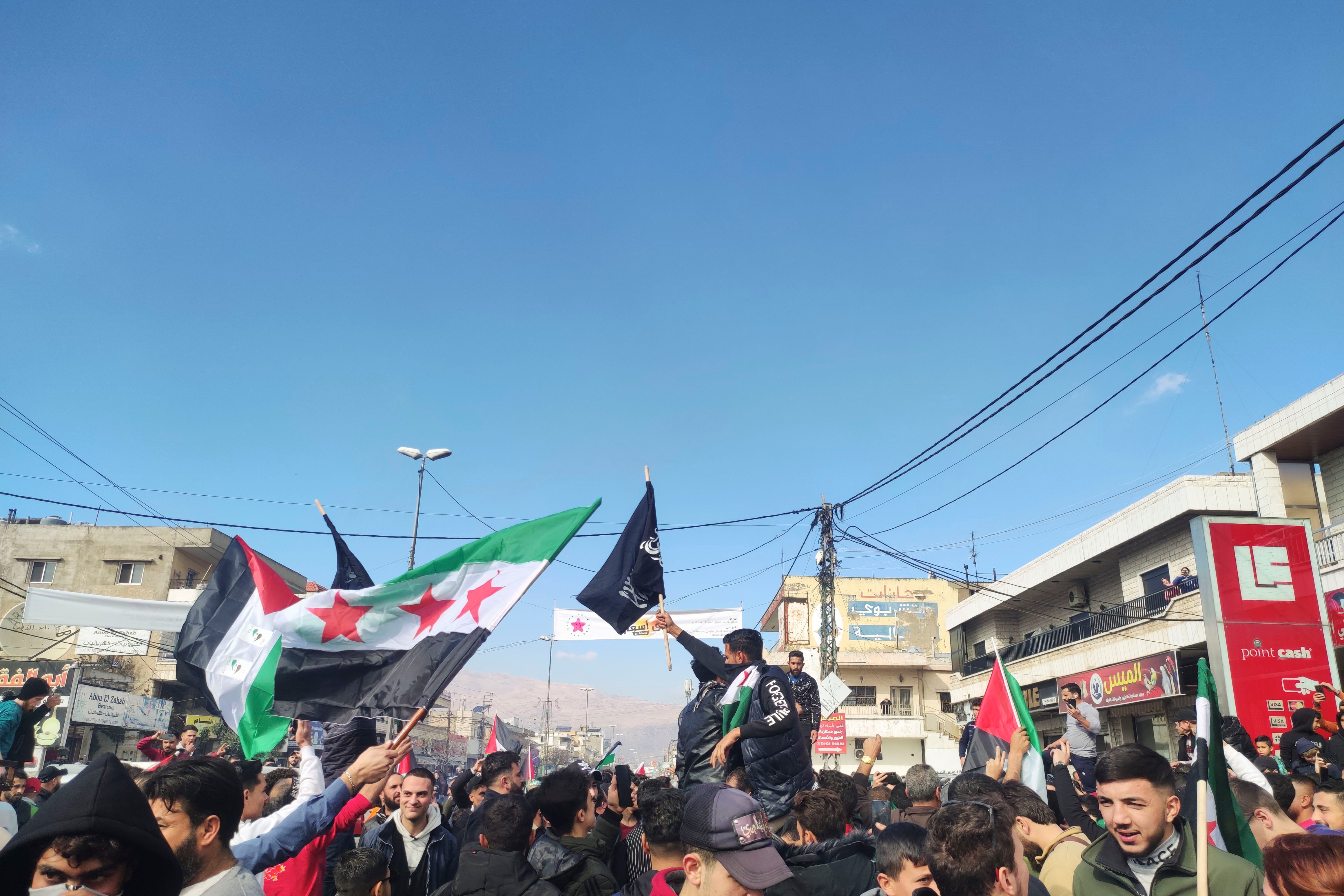 Refugiados sirios celebran la entrada de los insurgentes a Damasco, este domingo en la localidad libanesa de Bar Elias, a pocos kilómetros de la frontera entre ambos países.