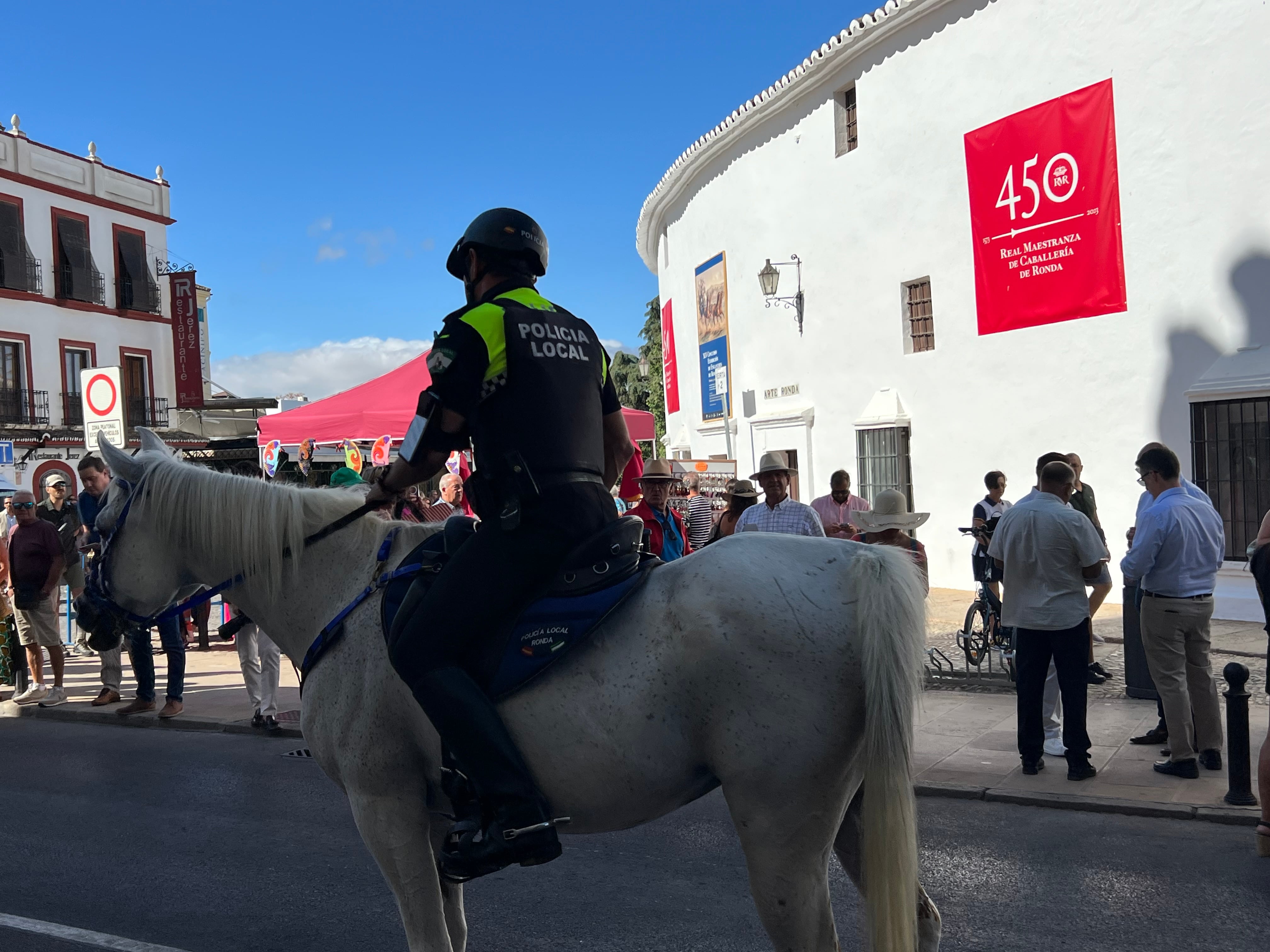 Policía Local a caballo en la jornada de la corrida Goyesca del pasado año 2023 en la Feria y Fiestas de Pedro Romero