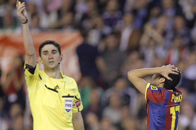 El colegiado Undiano Mallenco, durante un partido del Barça.