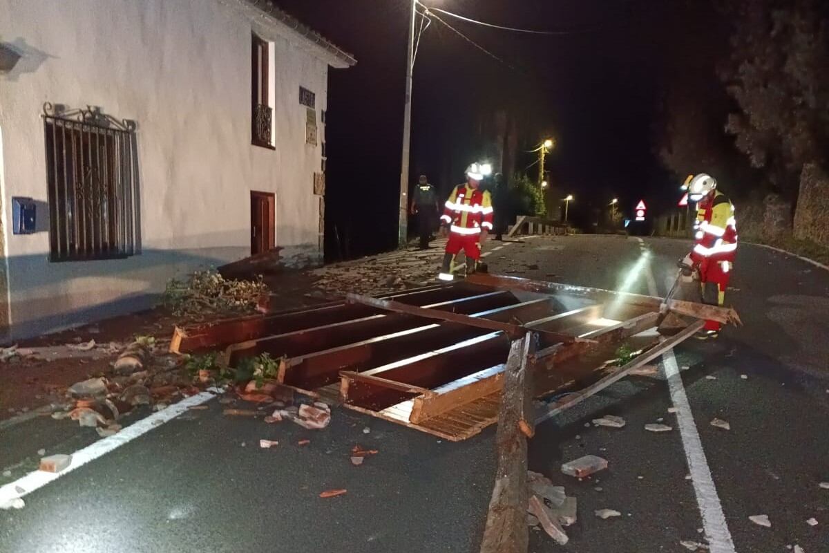 El viento arranca parte de la cubierta de una casa en Ruesga