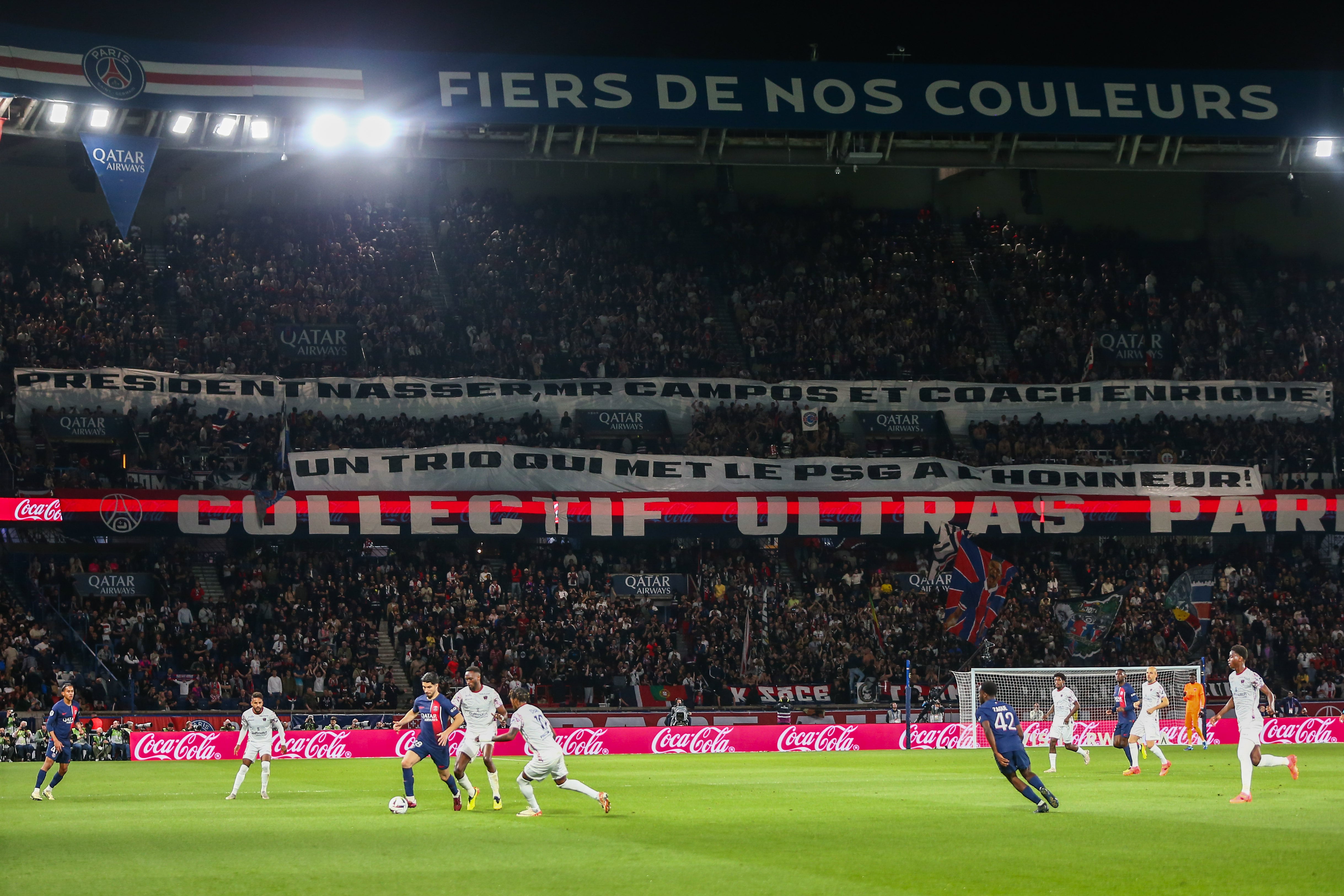 Ultras del PSG en el partido de Ligue 1 ante el Clermont