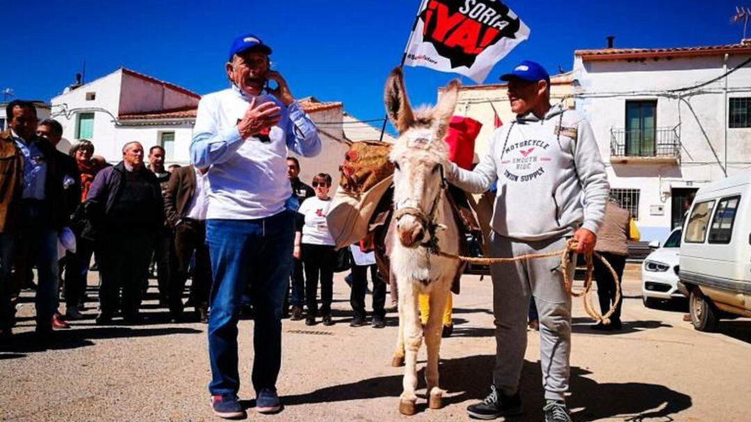 Raimundo Martínez con la burra Margartia y un acompañante, camino de la manifestación de Madrid.