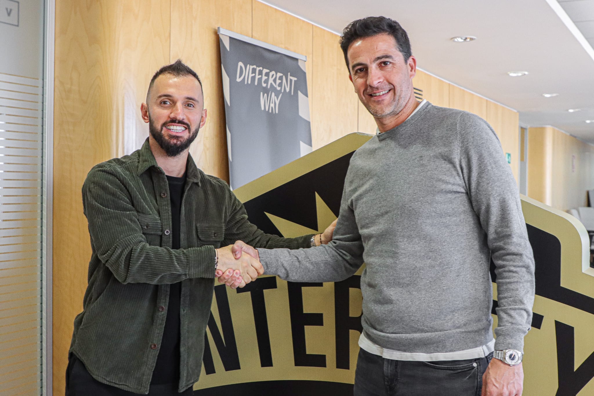 Emre Çolak y Jorge López, director deportivo del Intercity