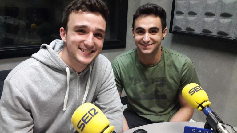 Mikel Zabala y Aner Cardo, integrantes del equipo juvenil de Eibar Eskubaloia