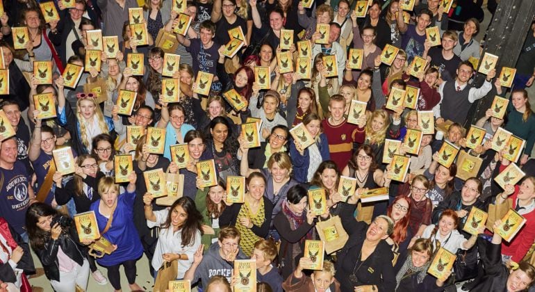 Los fans de la saga con sus copias de &#039;Harry Potter y el legado maldito&#039; en Alemania.