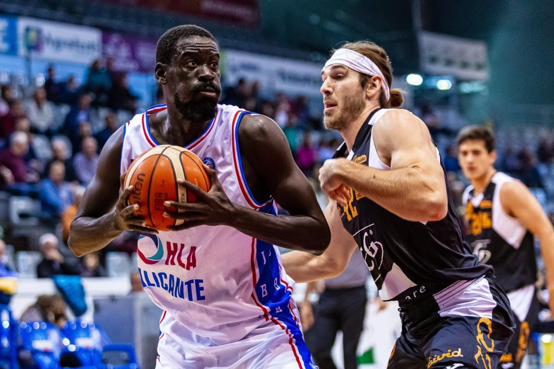 Bamba Fall, ante un jugador del Lleida