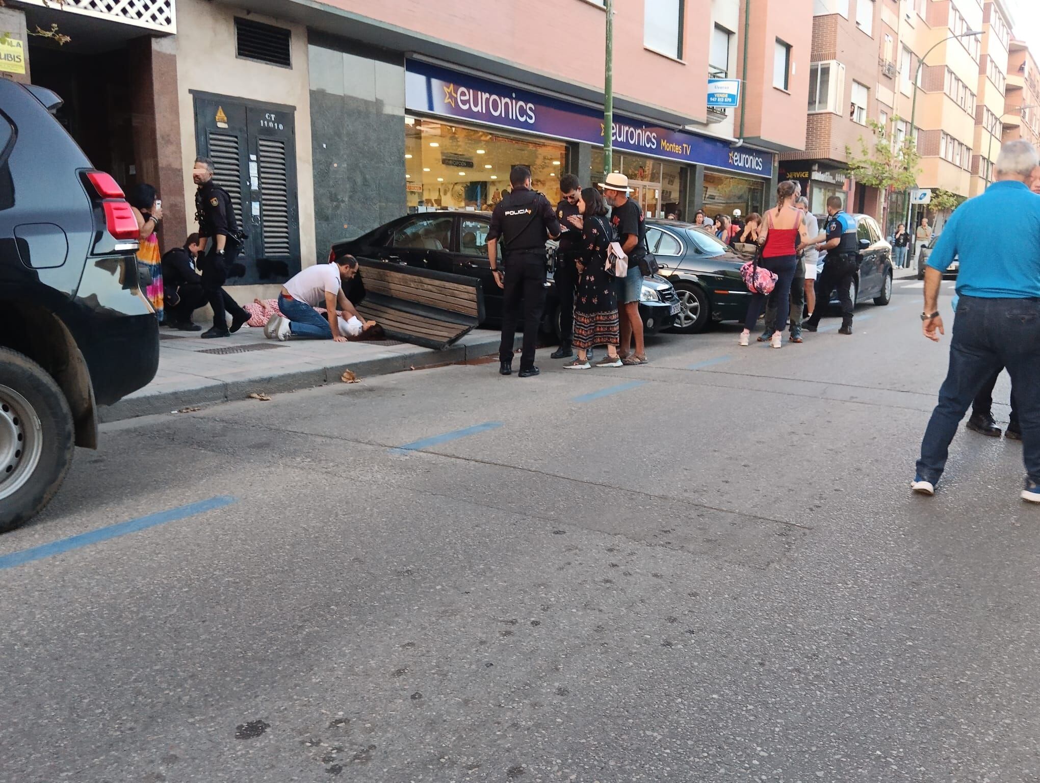 Las víctimas reciben los primeros auxilios antes de la llegada de las ambulancias