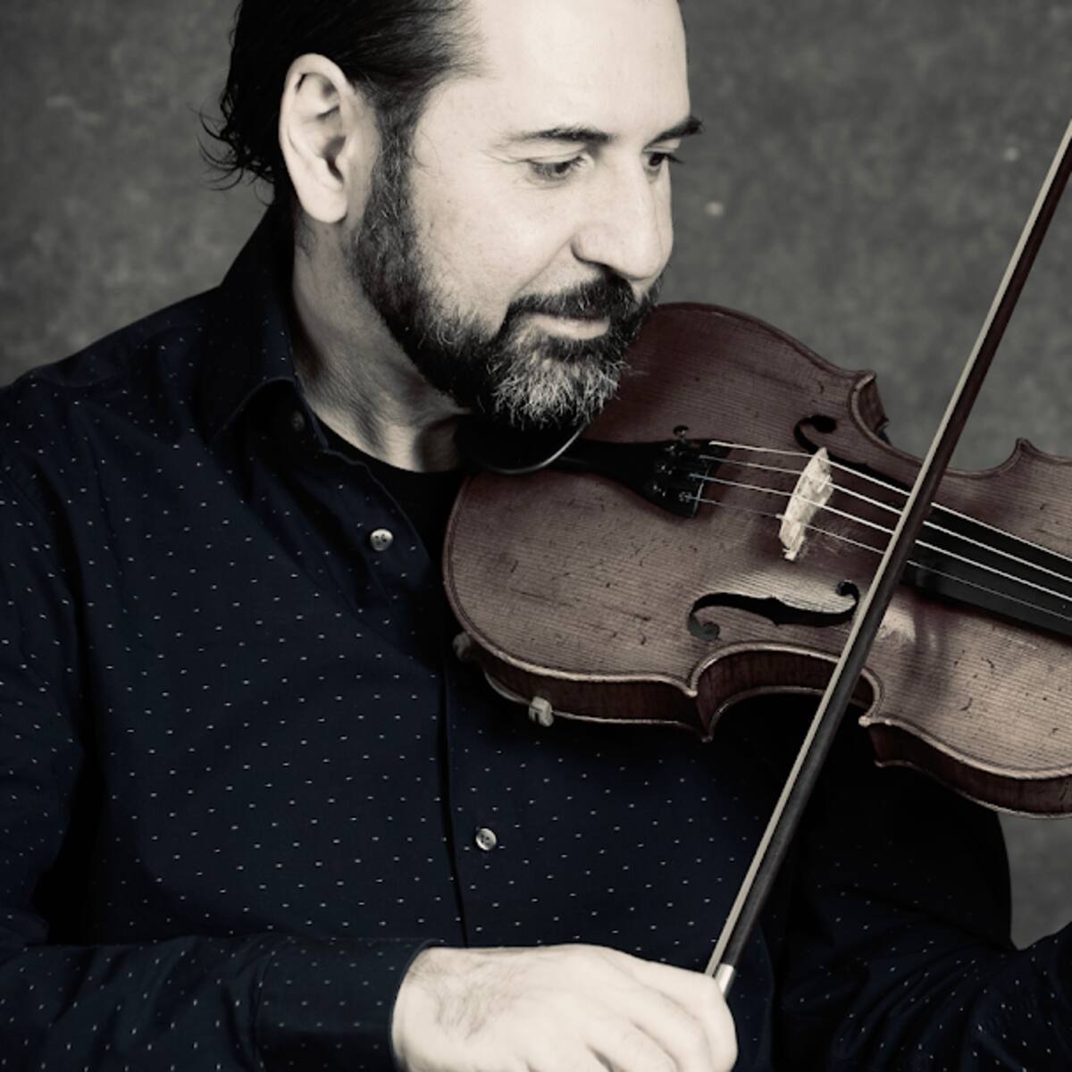 Pintura y música de violín en una experiencia única en Eibar