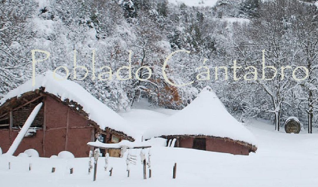 Imagen del poblado cántabro de Argüeso cubierto por la nieve.