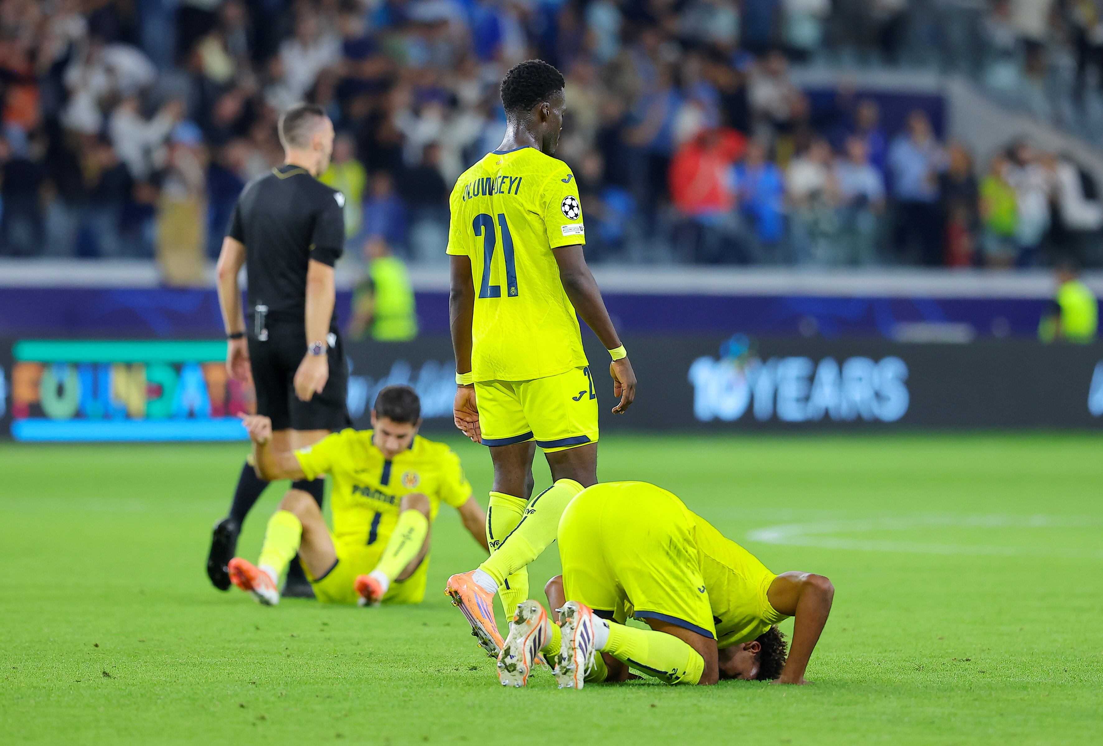 LIMASSOL (Cyprus), 05/11/2025.- Players of Villarreal react after the UEFA Champions League league phase match beween Pafos and Villarreal CF, in Limassol, Cyprus, 05 November 2025. Pafos won 1-0. (Liga de Campeones, Chipre) EFE/EPA/CHARA SAVVIDOU
