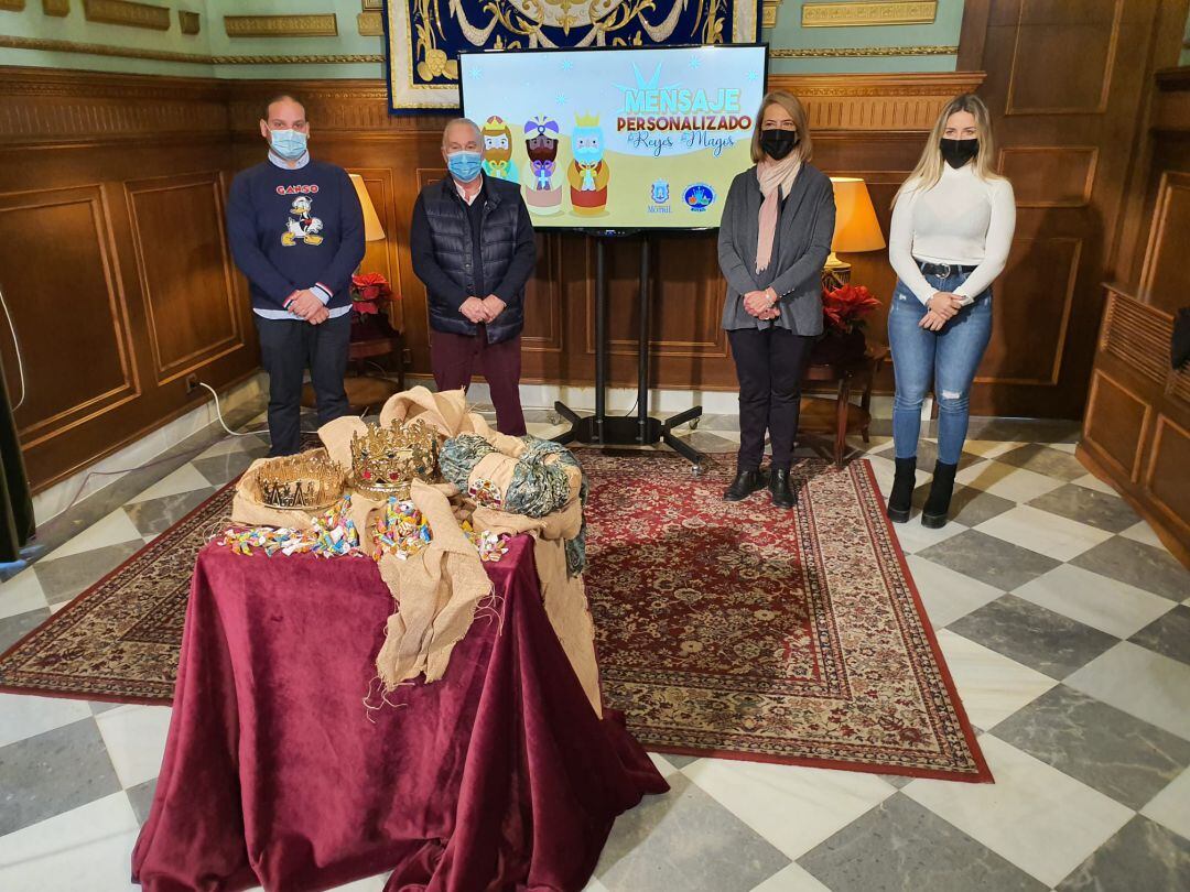 La alcaldesa de Motril, Luisa García junto a los concejales Débora Juárez y Alejandro Vilar y el presidente de la Asociación pro-cabalgata de Reyes presentan la campaña de mensajes personalizados de los Reyes Magos