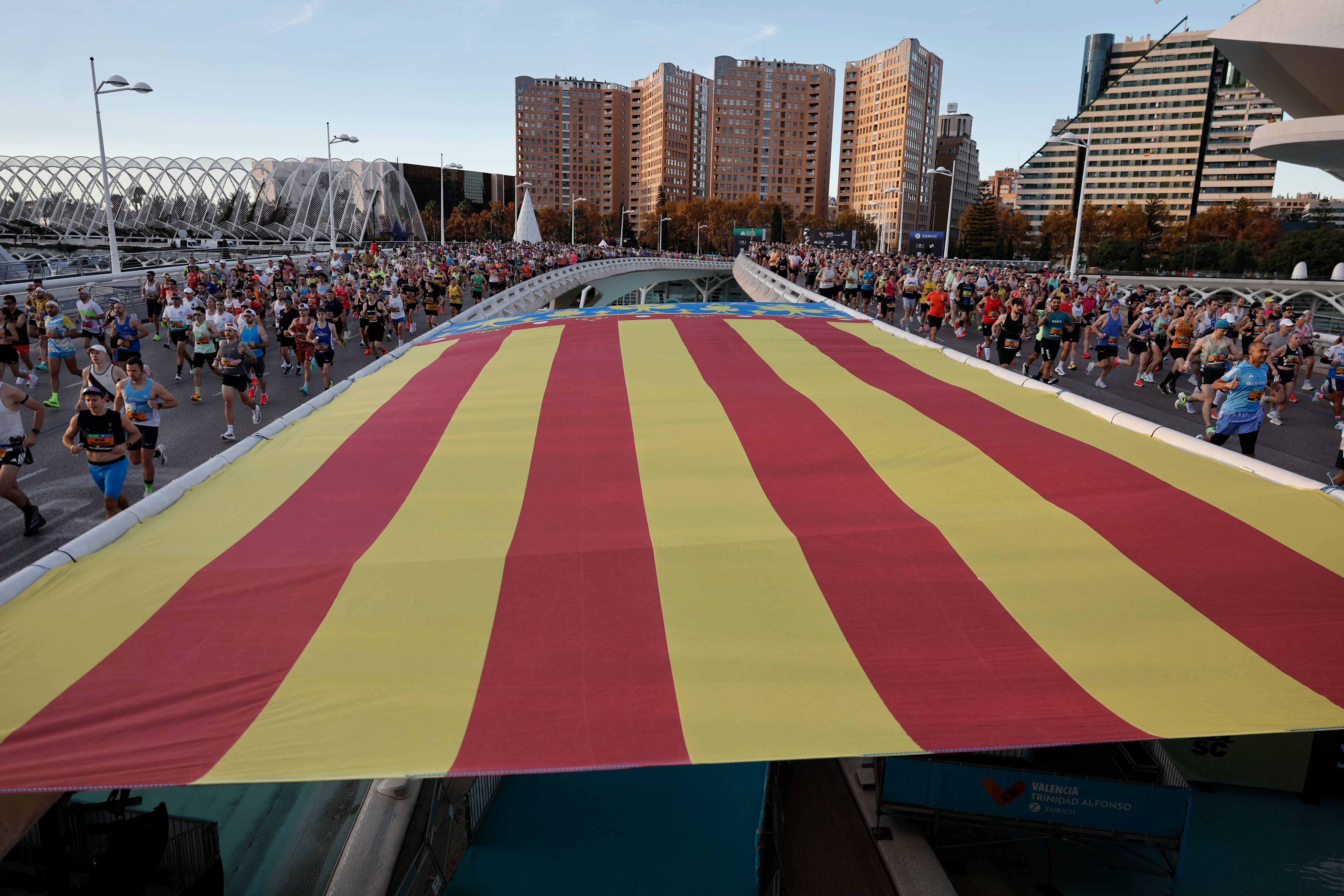 Miles de participantes durante la 45 edición de la Maratón Valencia Trinidad Alfonso Zurich celebrada este domingo por las calles de València.