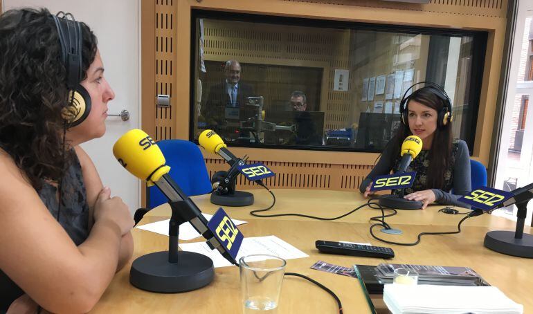 Maica Sánchez y Anna Gil Wittke durante el espacio Hablando Claro, en Hoy por hoy.