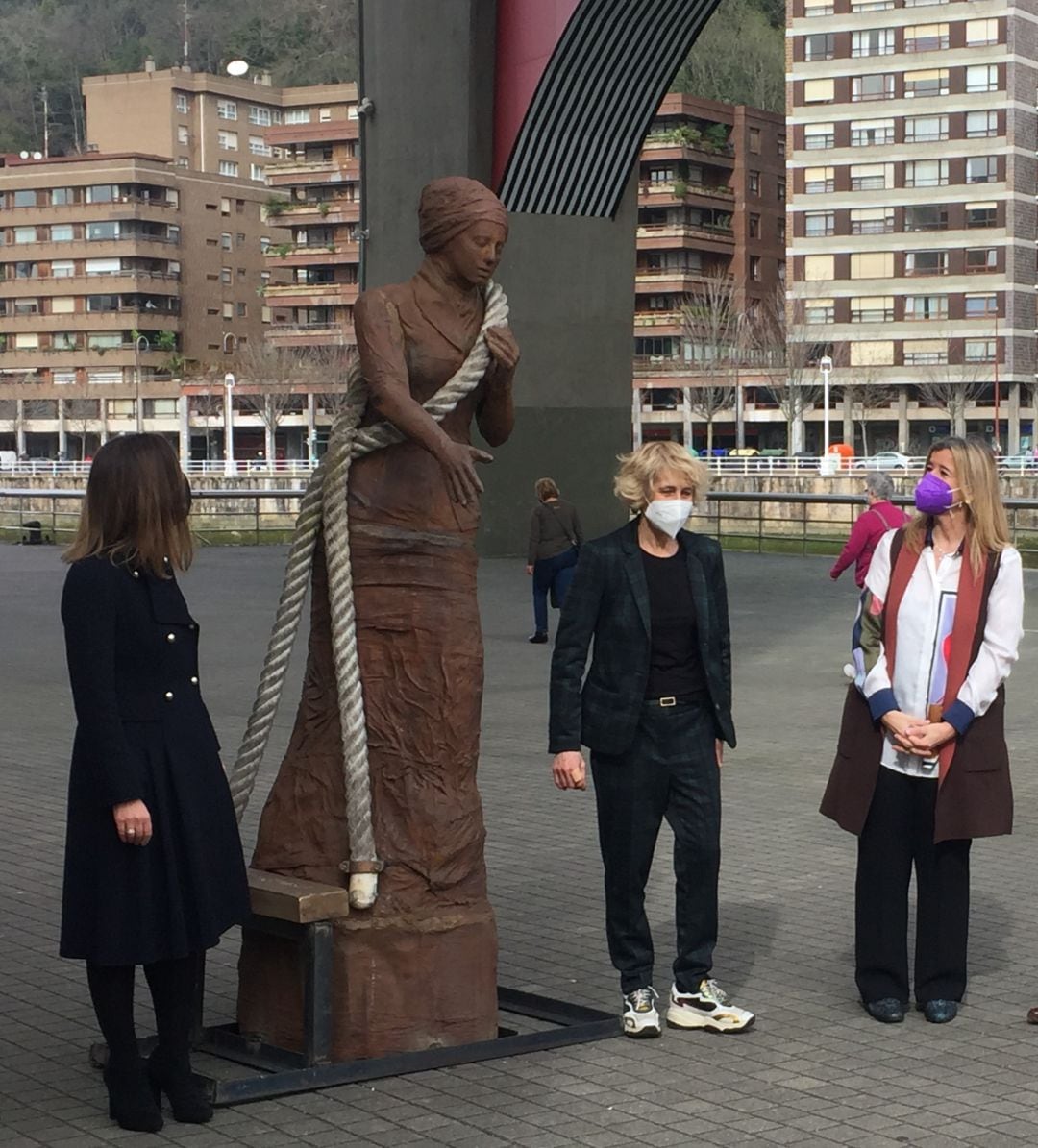 Nora Sarasola, directora de la Obra Social de BBK, Dora Salazar, artista diseñadora de la figura de la zirgera, y Teresa Laespada, Diputada Foral de Igualdad