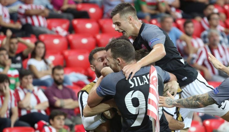 Los jugadores del Zorya celebran su gol en San Mamés