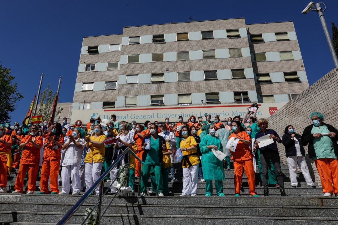 Un grupo de trabajadores del Hospital Gregorio Marañón, en la entrada del centro, en Madrid a 12 de abril de 2020