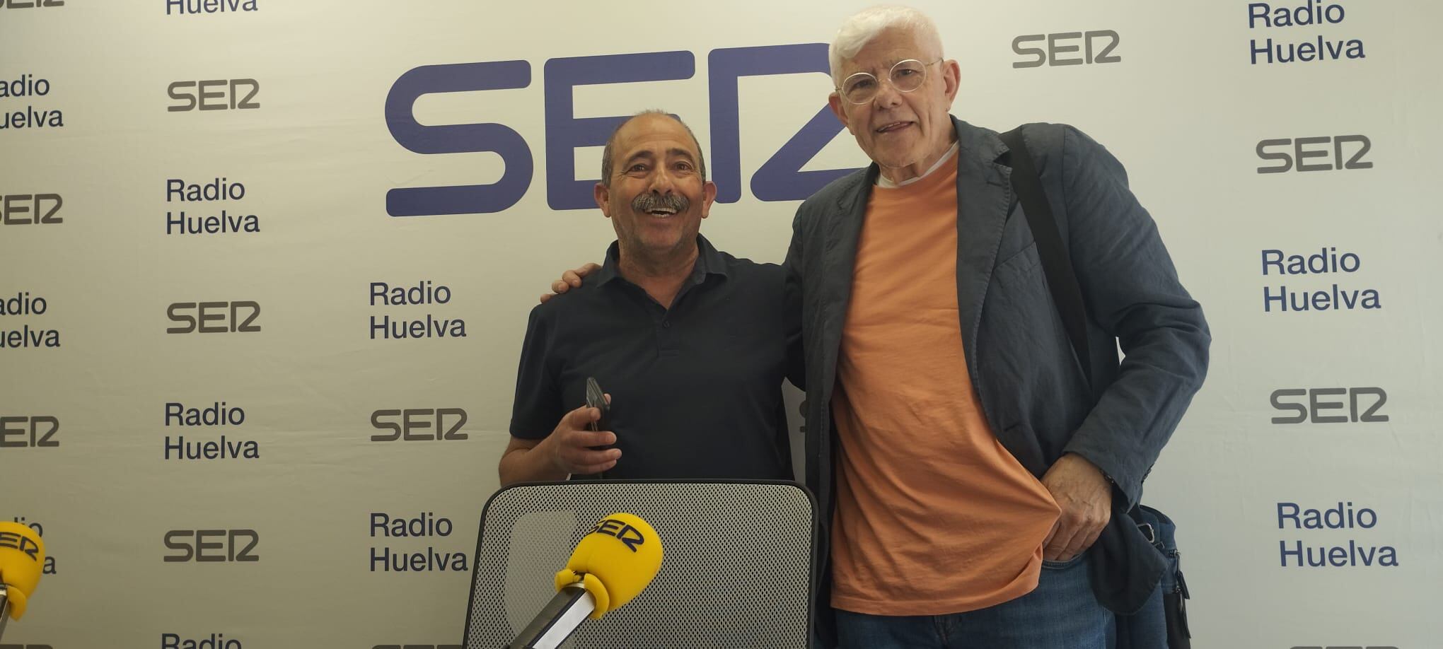 Juan Carlos Castro Crespo junto al ex director de la Escuela de Arte León Ortega de Huelva