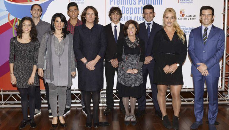 Ruth Fernández, Lidia Valentín y Daniel Pérez posan con el resto de premiados