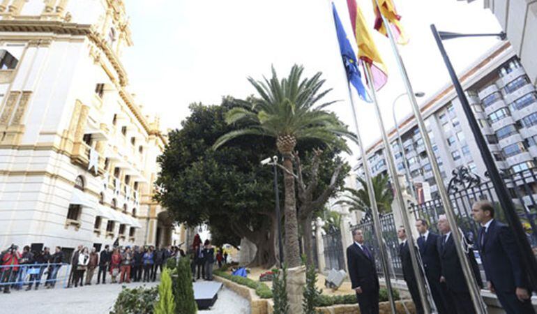 La Diputación celebró el año pasado el Día de la Constitución con un homenaje a la bandera, al que invitó al exministro García-Margallo