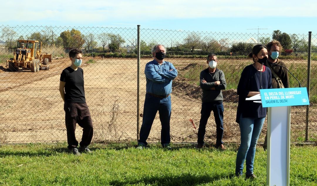 Imatge de la roda de premsa conjunt d&#039;entitats veïnals, ecologistes i pagesos al Prat de Llobregat el 17 de març de 2021