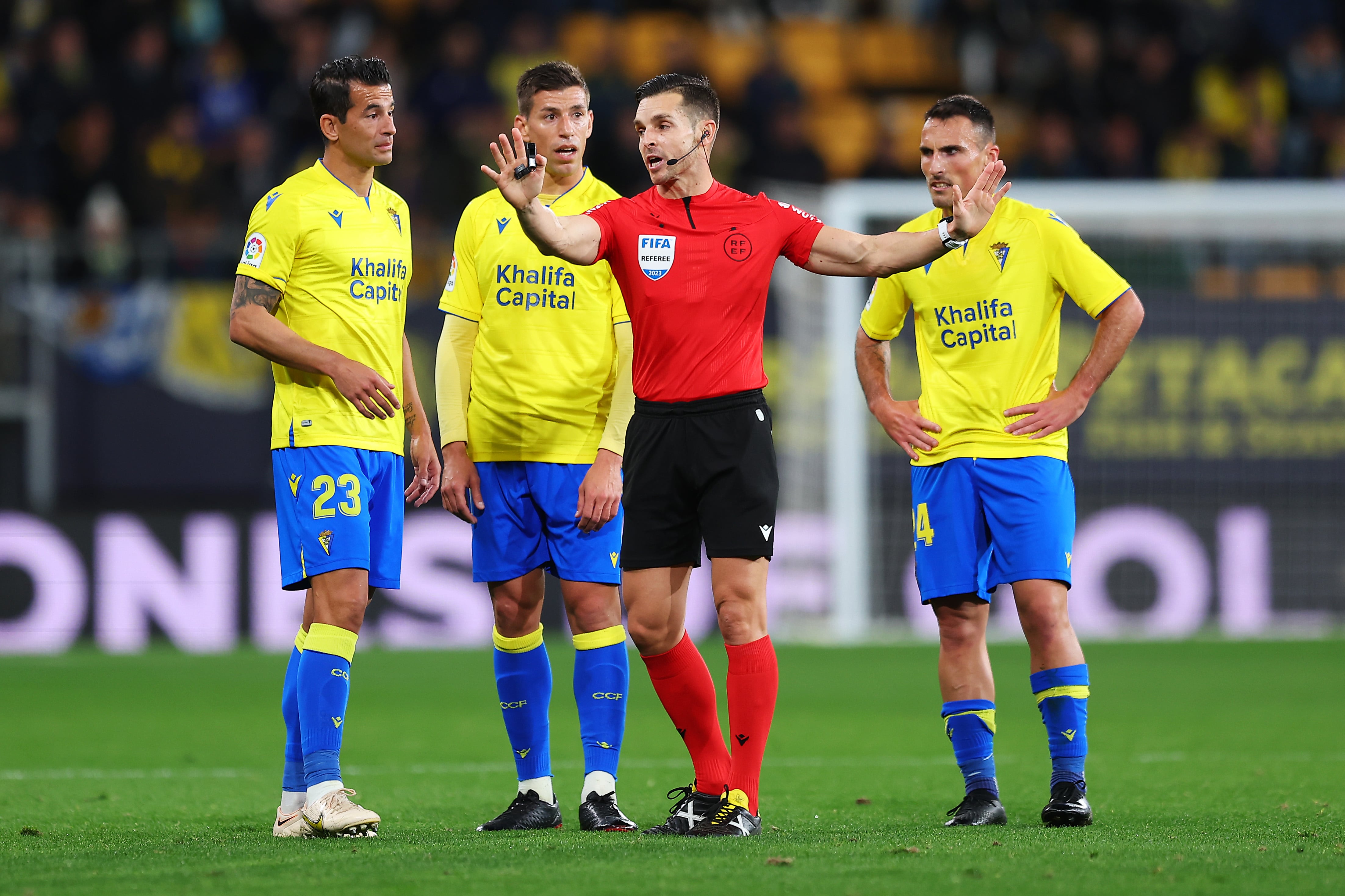 Varios jugadores del Cádiz hablan con Del Cerro en el partido contra el Elche, el pasado 16 de enero.