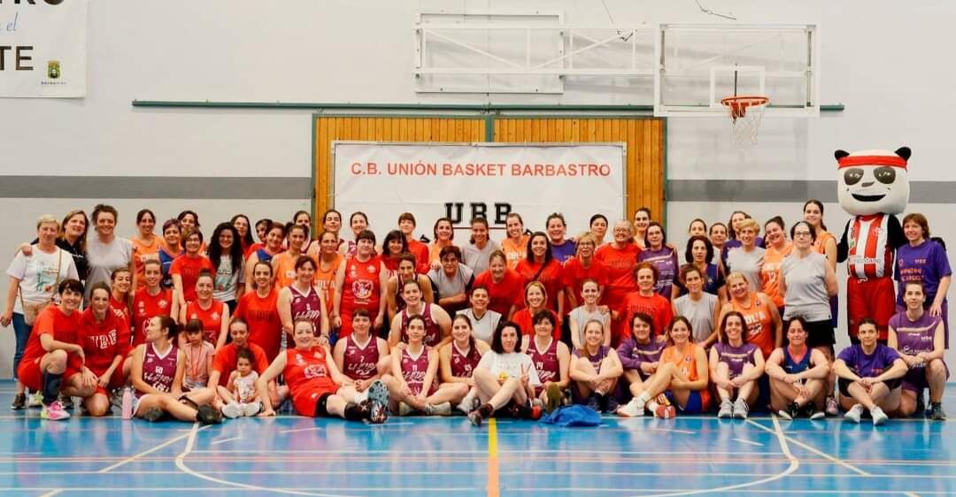 Foto de familia de las participantes en el circuito Baloncesto y Mujer. Foto: Delegación Baloncesto Huesca