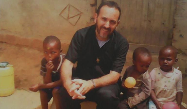 El Padre Caramelo con algunos niños de sus parroquias en Kitui, Kenia.