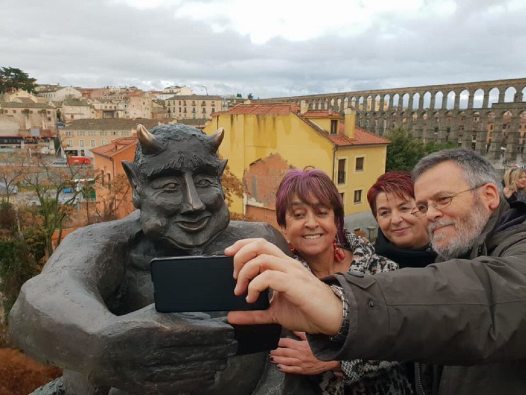 La alcaldesa Clara Luquero, la concejala de turismo Claudia de Santos y el autor de la escultura José Antonio Abella junto al diablillo