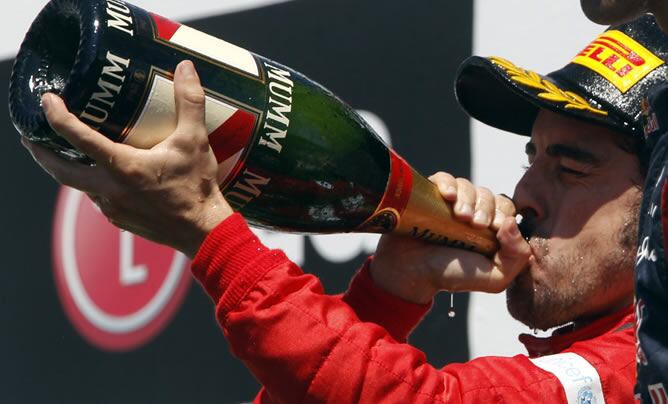 Alonso disfruta del champán en el podio tras la segunda plaza