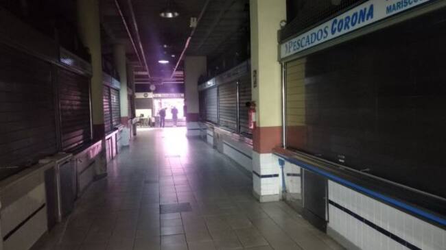 Los pasillos de la planta baja a oscuras por las obras de remodelación