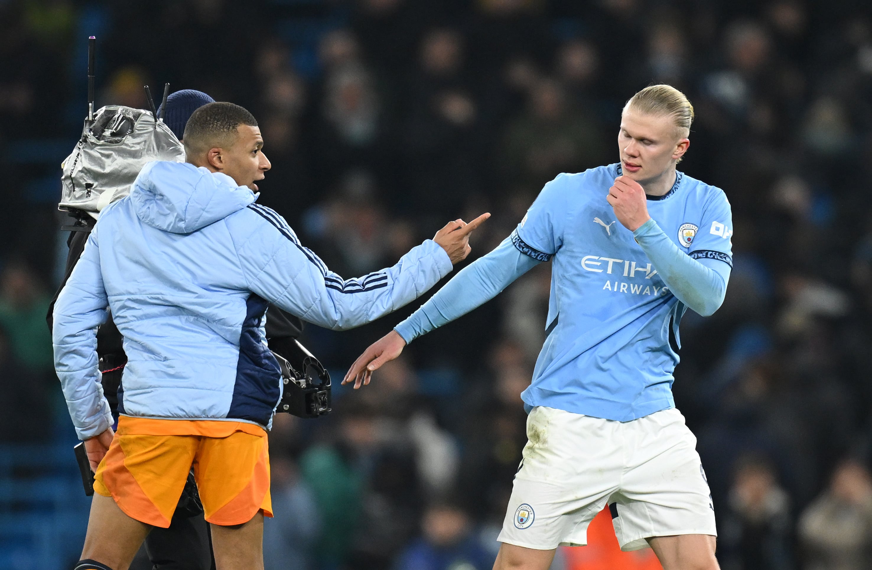 Kylian Mbappé y Erling Haaland se saludan tras el partido