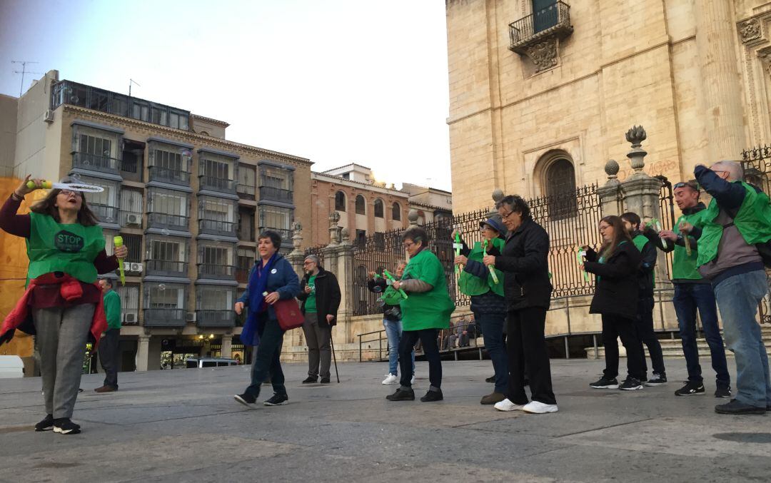 Miembros de la PAH han soltado pompas de jabón en la plaza de Santa María de Jaén