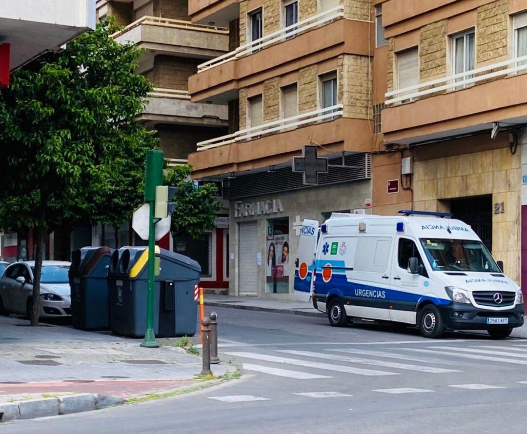 Una ambulancia realiza un servicio en una calle de Córdoba