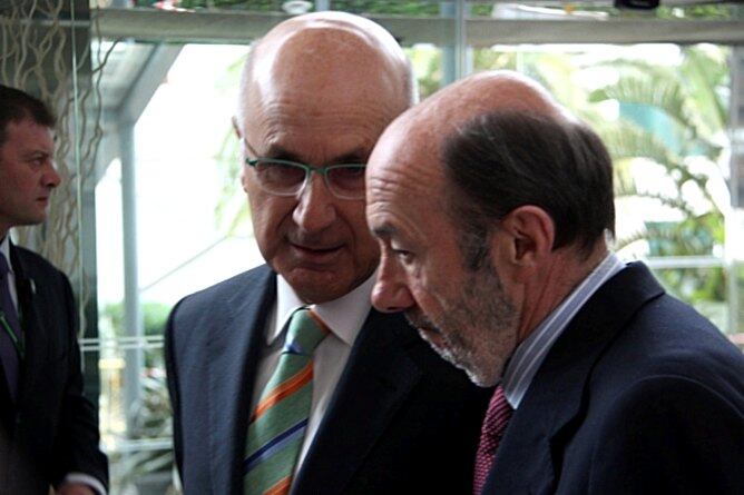 Josep Antoni Duran i Lleida conversa con Alfredo Pérez Rubalcaba en Sitges