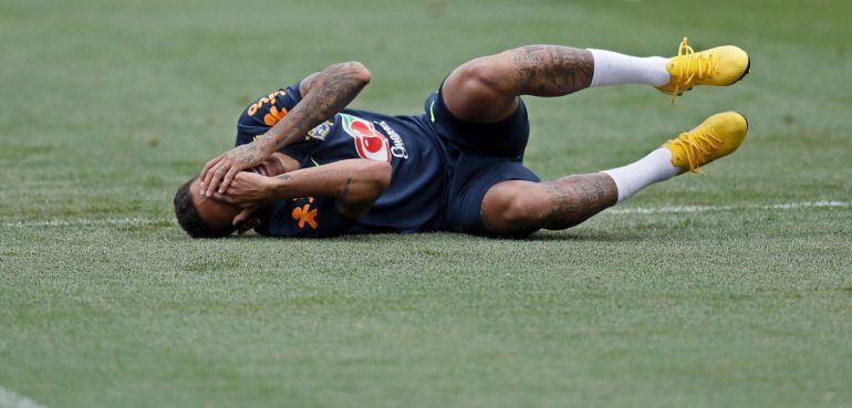 Neymar en un entrenamiento de Brasil