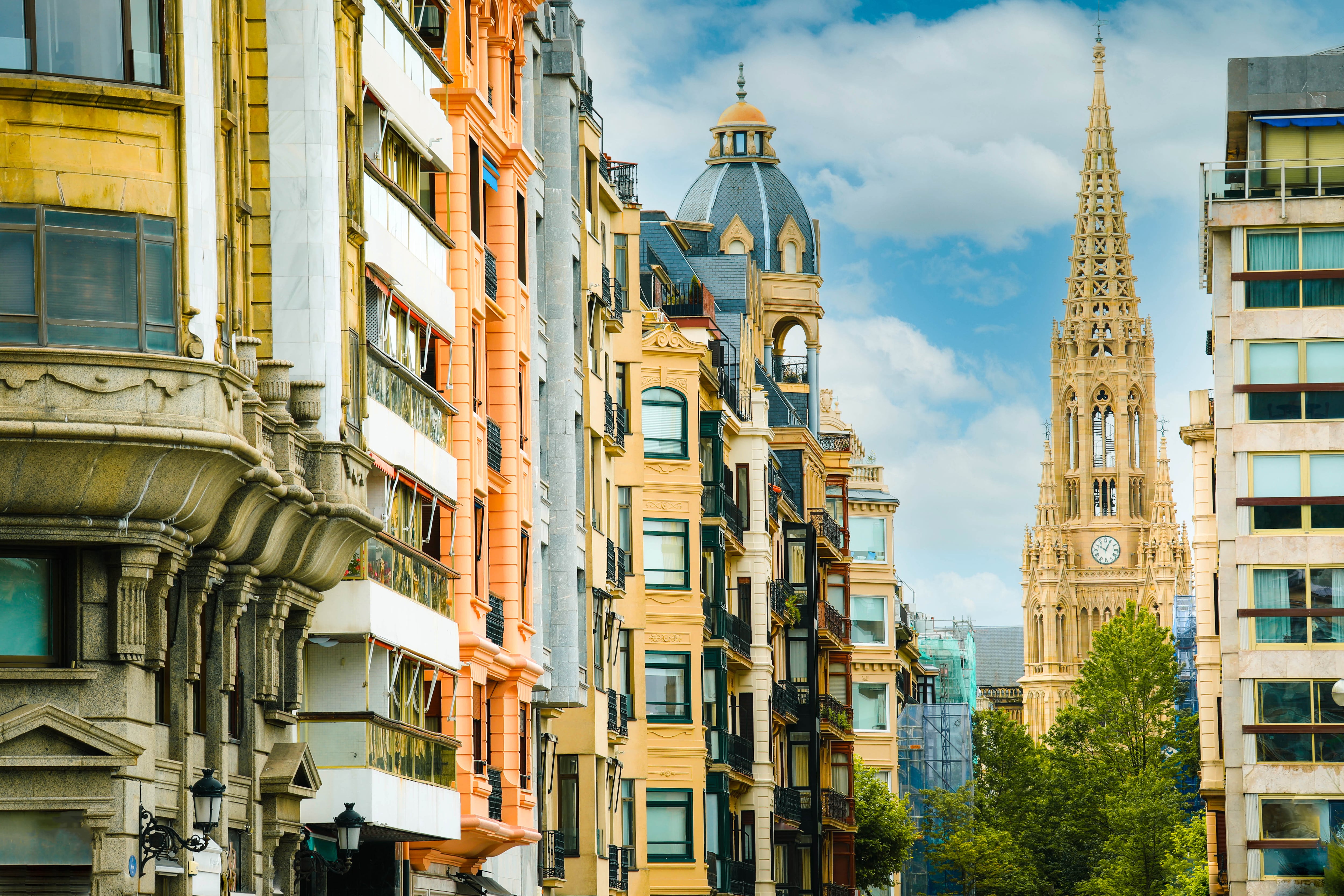 Calle Hernani, San Sebastián, con la Catedral del Buen Pastor al fondo.