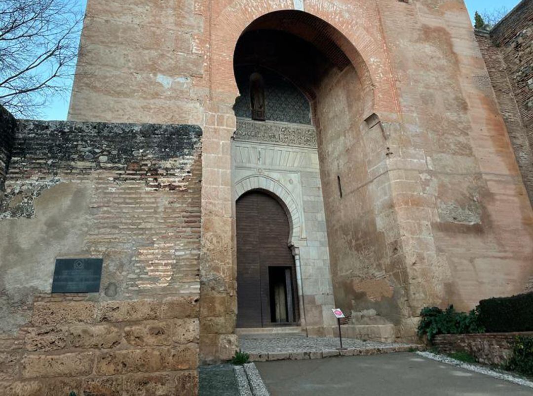 La Puerta de la Justicia de la Alhambra (Granada) sin visitantes. El recinto vuelve a estar disponible solo para granadinos de la capital por el cierre perimetral que afecta a la ciudad de Granada en la tercera ola de la covid