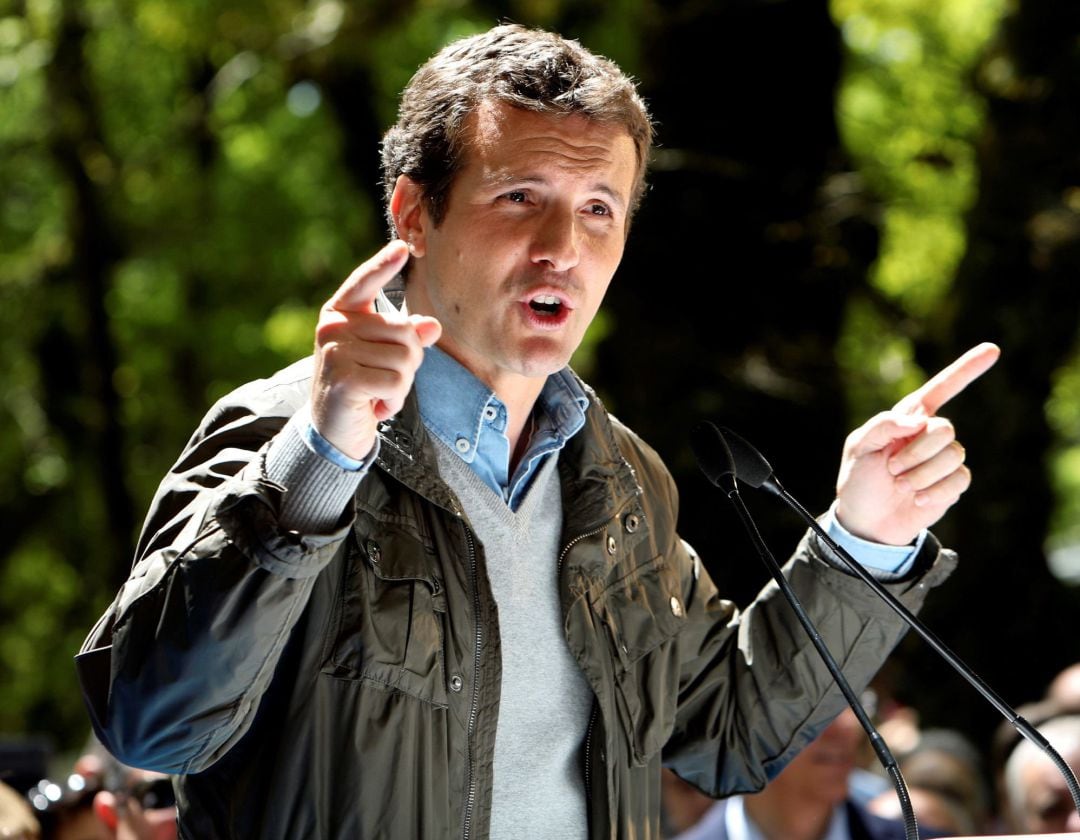 El líder del PP, Pablo Casado, interviene en un acto político en el municipio coruñés de O Pino. 