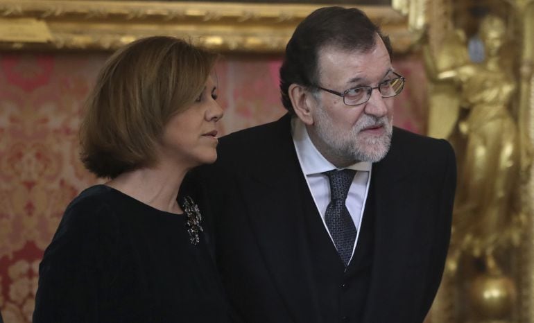  El presidente del Gobierno, Mariano Rajoy (d), junto a la ministra de Defensa, María Dolores de Cospedal (i), durante la la celebración de la Pascua Militar que ha presidido el rey Felipe VI en el Palacio Real.  