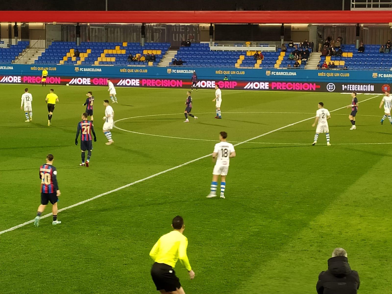 Instante del partido entre el Barcelona Atlétic y el CD Alcoyano en el Estadio Johan Cruyff