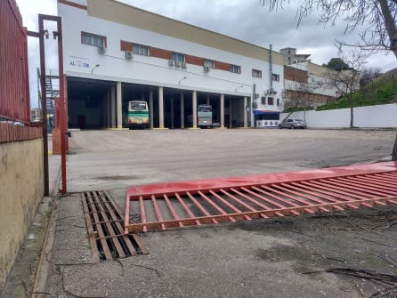 La puerta de la estación de autobuses salió volando