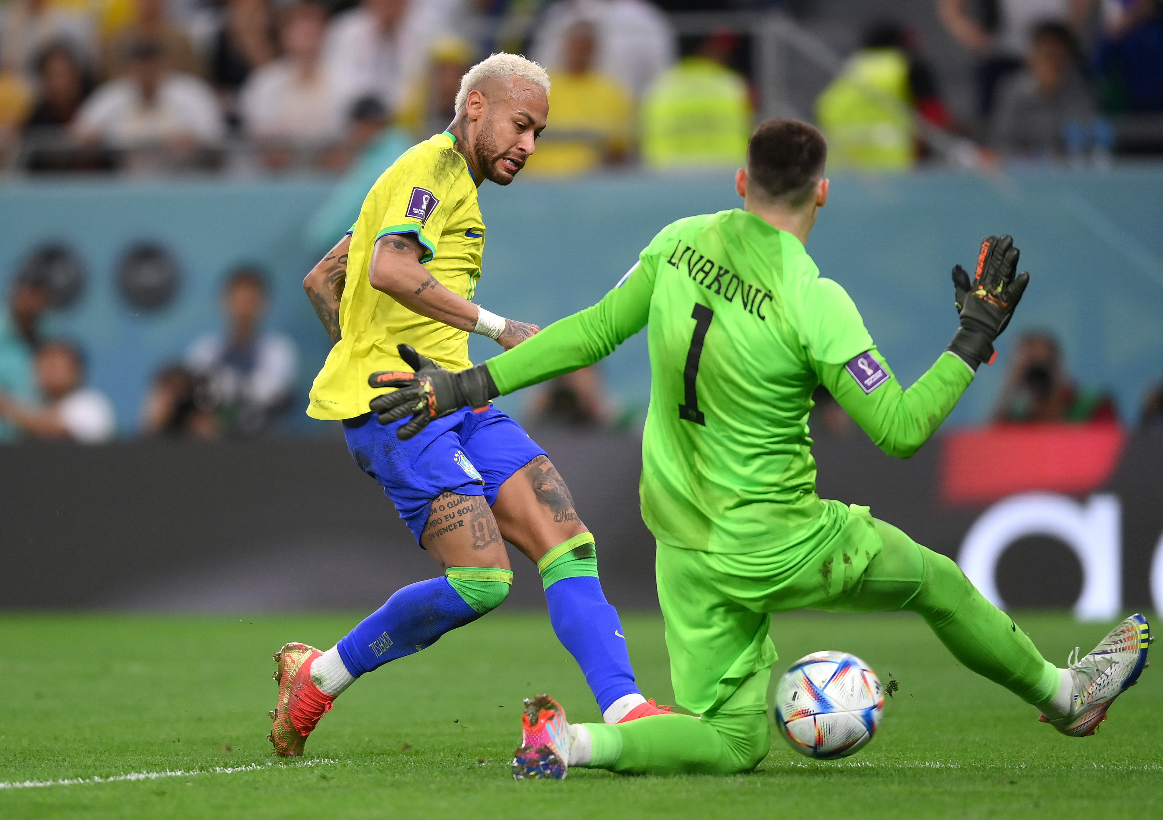 El paradón de Livakovic a Neymar con la rodilla.