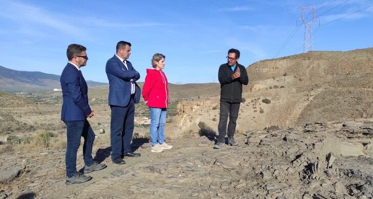 Ejecutan excavaciones arqueológicas en la necrópolis megalítica de Abla para documentar las tumbas.