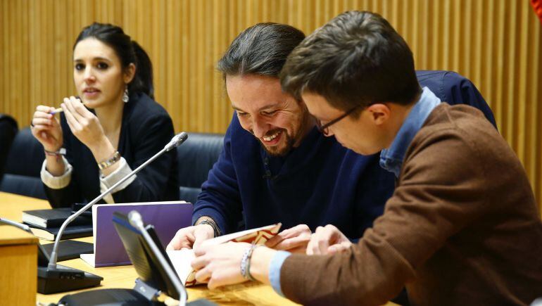 El líder de Podemos, Pablo Iglesias (c), conversa con el portavoz en el Congreso, Íñigo Errejón (d)