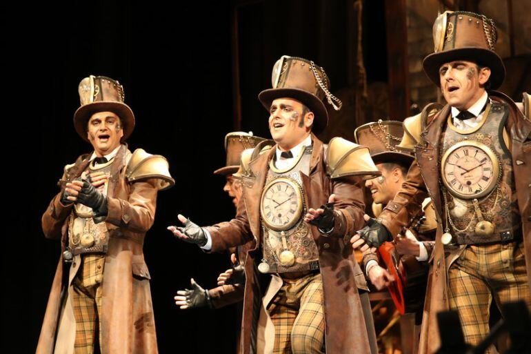 La Comparsa de Tino Tovar durante su actuación en la final del concurso del Gran Tetaro Falla.