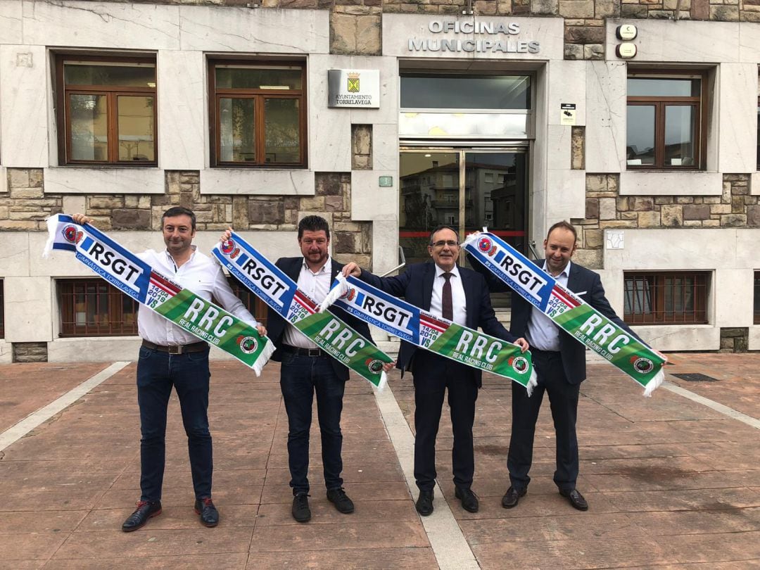 Alfredo Pérez, con camisa, y Tomás Bustamante, a la derecha, junto al alcalde y al concejal de deportes de Torrelavega.